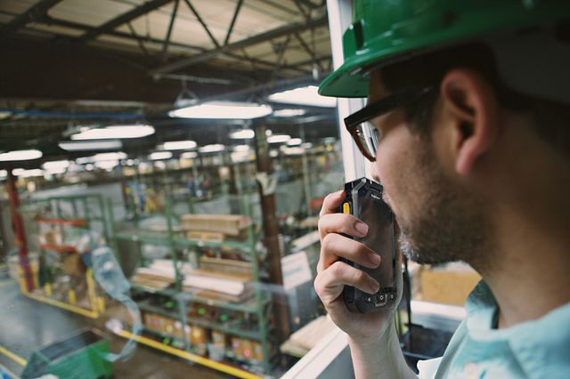 坚固型一键通（PTT）智能对讲手机正在改变现场通信