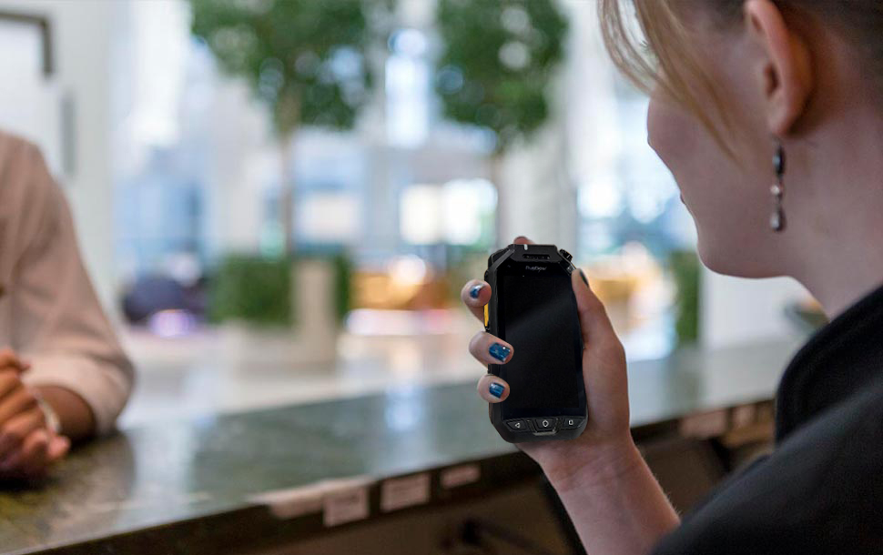 坚固型一键通（PTT）智能对讲手机正在改变现场通信